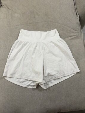HALARA White High-Waist Flow Shorts